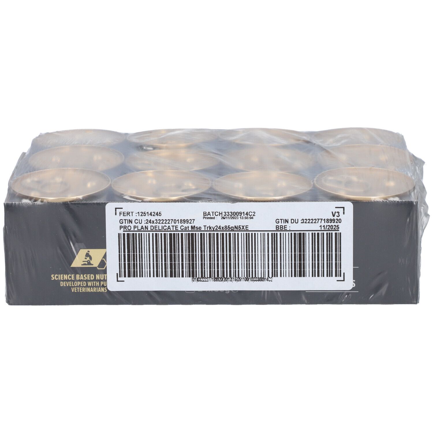 Emballage de 24 boîtes de nourriture pour chats. Inscription : PRO PLAN DELICATE Cat Mousse à la Dinde. Étiquette avec numéro de lot et date de péremption.