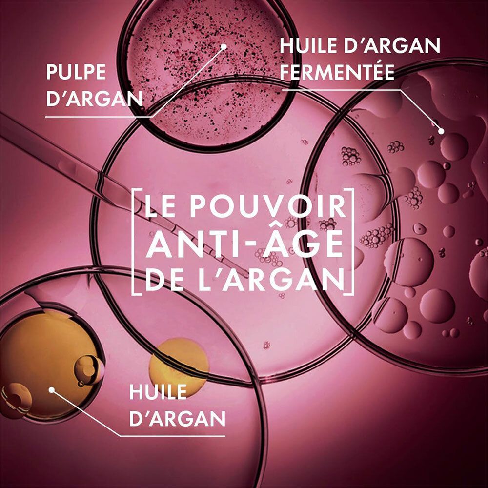 Close-up van vloeistoffen en oliën. Tekst: Le pouvoir anti-âge de l'argan. Ingrediënten: Pulpe d'argan, Huile d'argan, Huile d'argan fermentée.