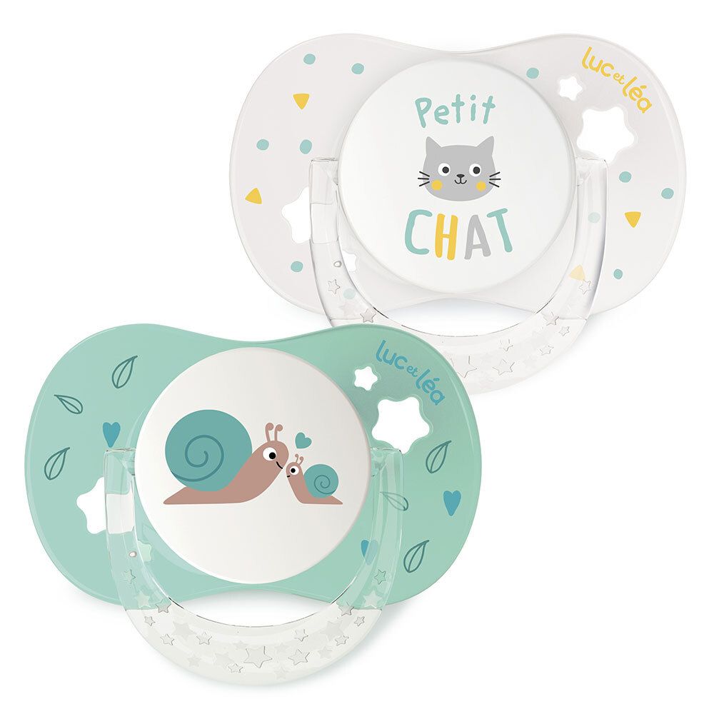 Deux sucettes Luc et Léa. Motif chat et escargot. Forme anatomique. Couleurs : blanc, turquoise, jaune.