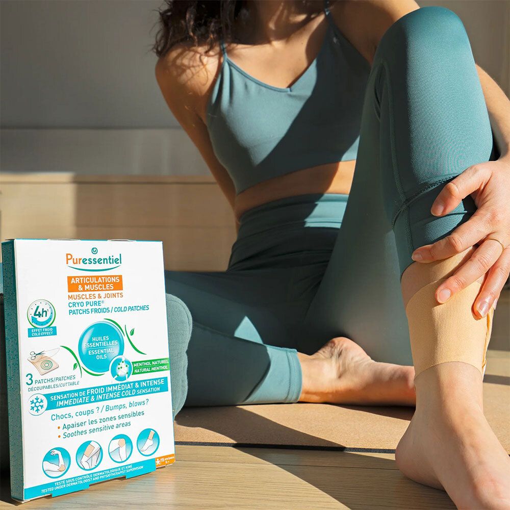 Verpakking met pleisters. Merk: Puressentiel. Tekst: Articulations & Muscles, Cryo Pure. Persoon zit.