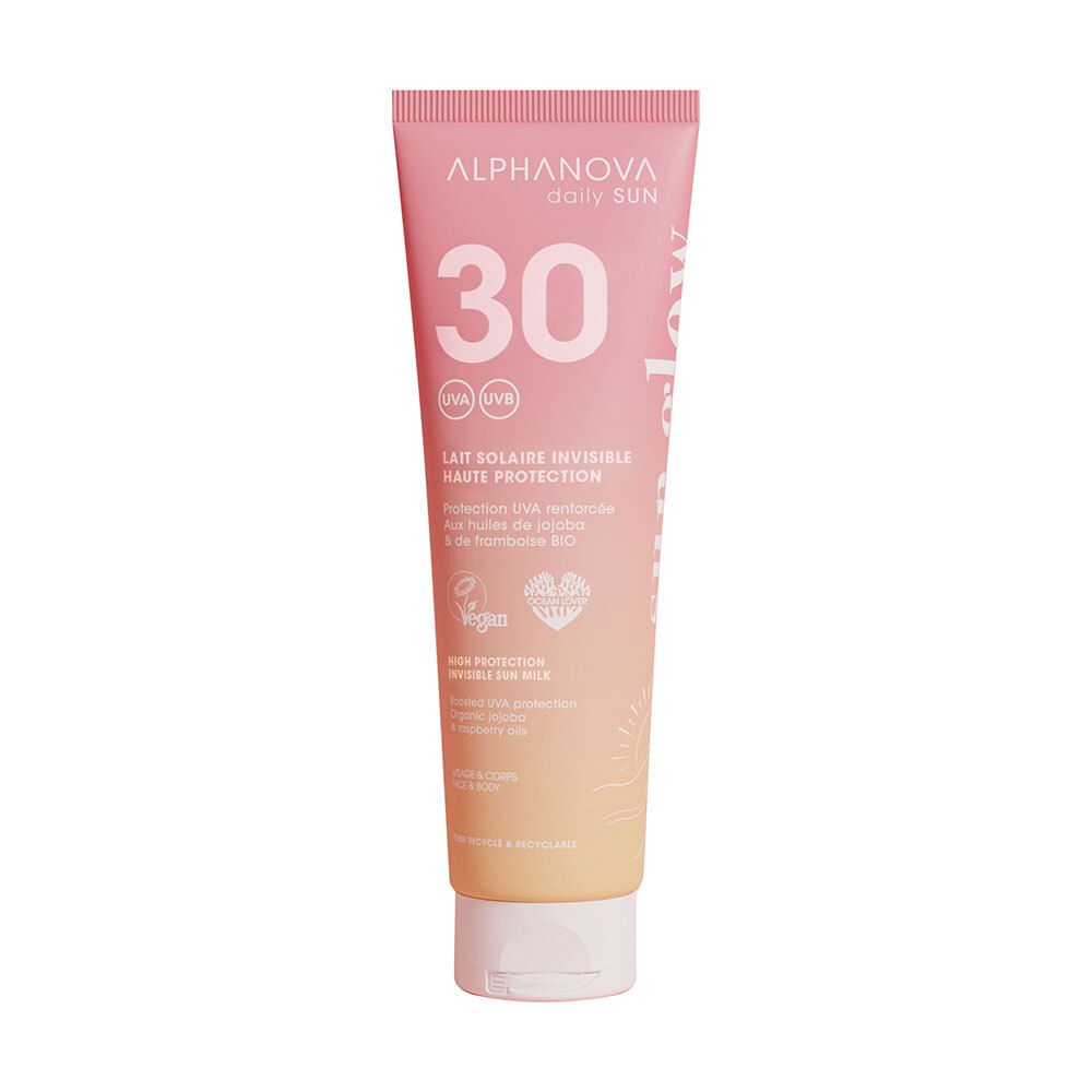 Roze tube met witte dop. Opschrift: Alphanova, daily Sun, 30, UVA/UVB, Lait Solaire Invisible, Haute Protection. Vegan-label.