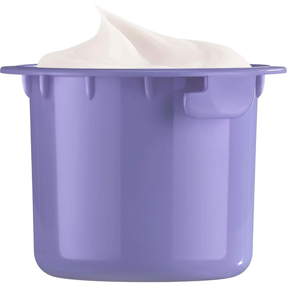 Récipient lilas avec crème blanche. Le récipient a un bord et une encoche.