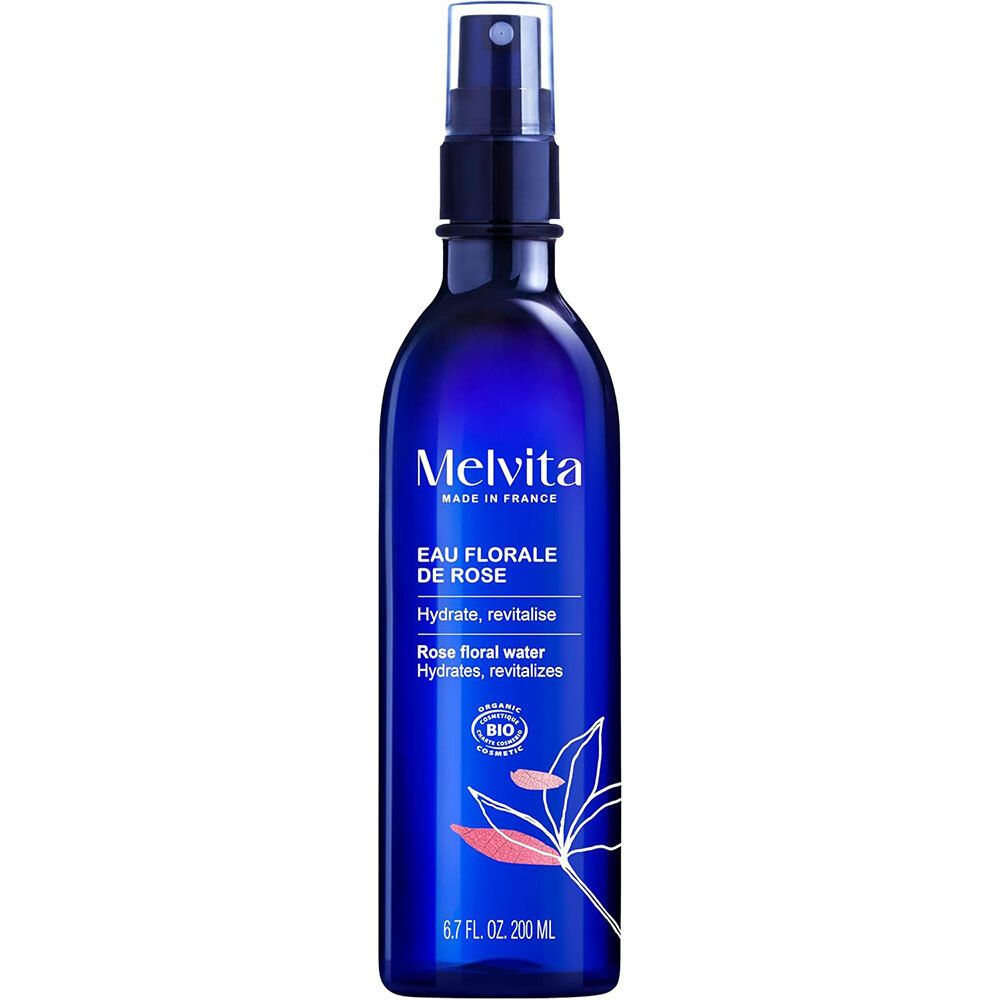Blauwe sprayfles met Melvita-logo. Bevat rozenbloesemwater. Bio-certificering.