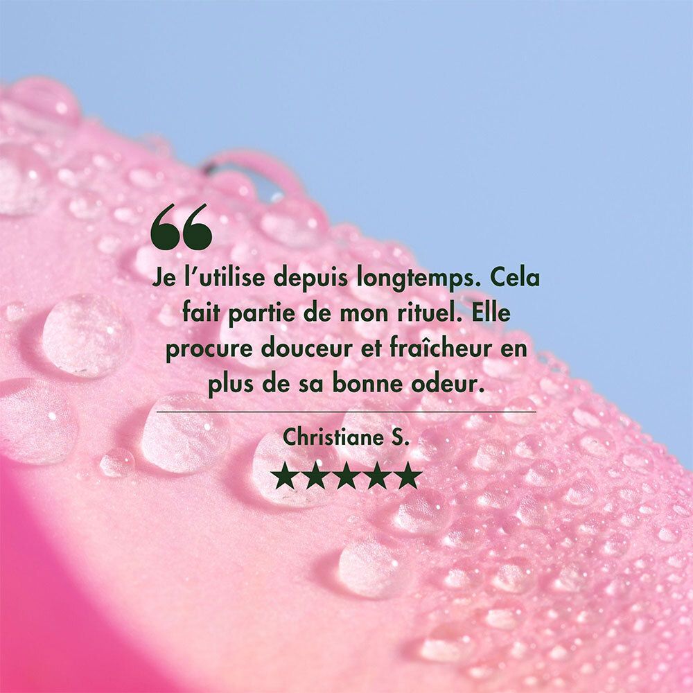 Close-up van een rozenblaadje met waterdruppels en een citaat over Melvita rozenwater.