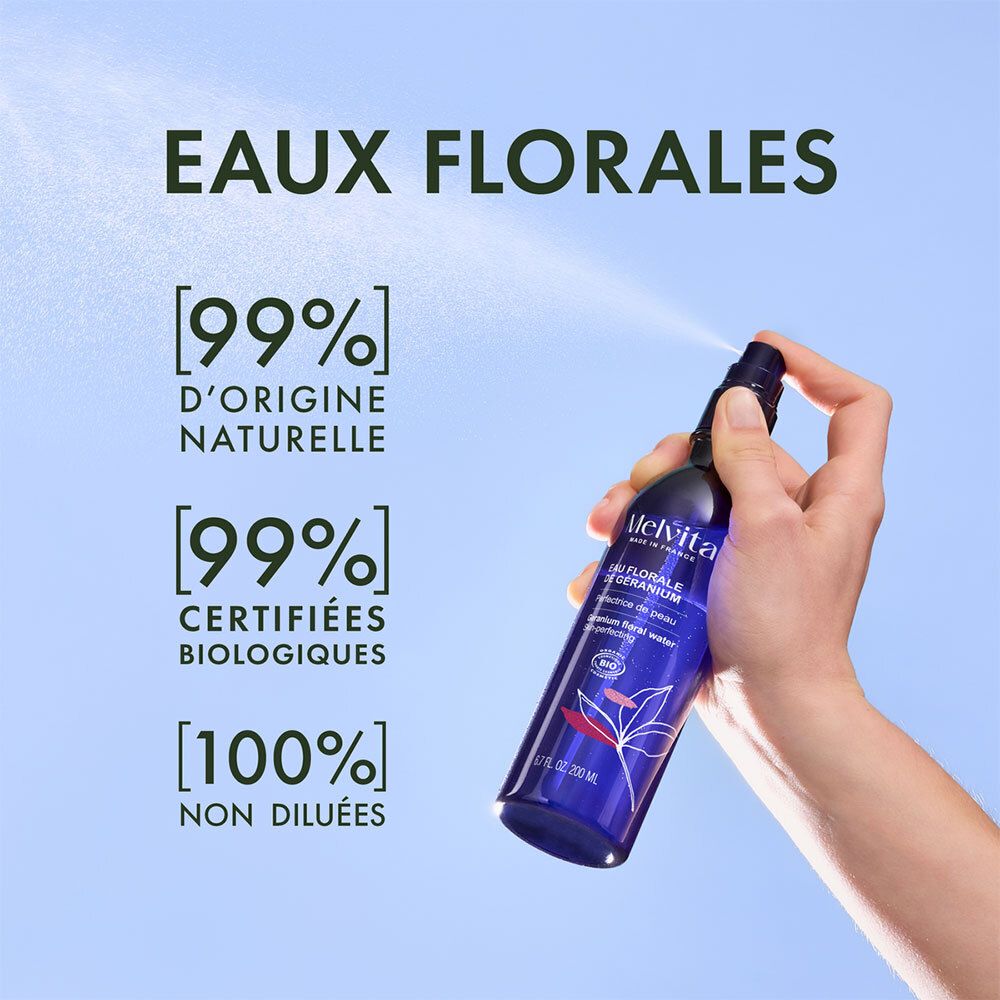 Main tenant un flacon spray bleu. Texte: 99% d'origine naturelle, 99% certifié bio, 100% non dilué. Logo Melvita.