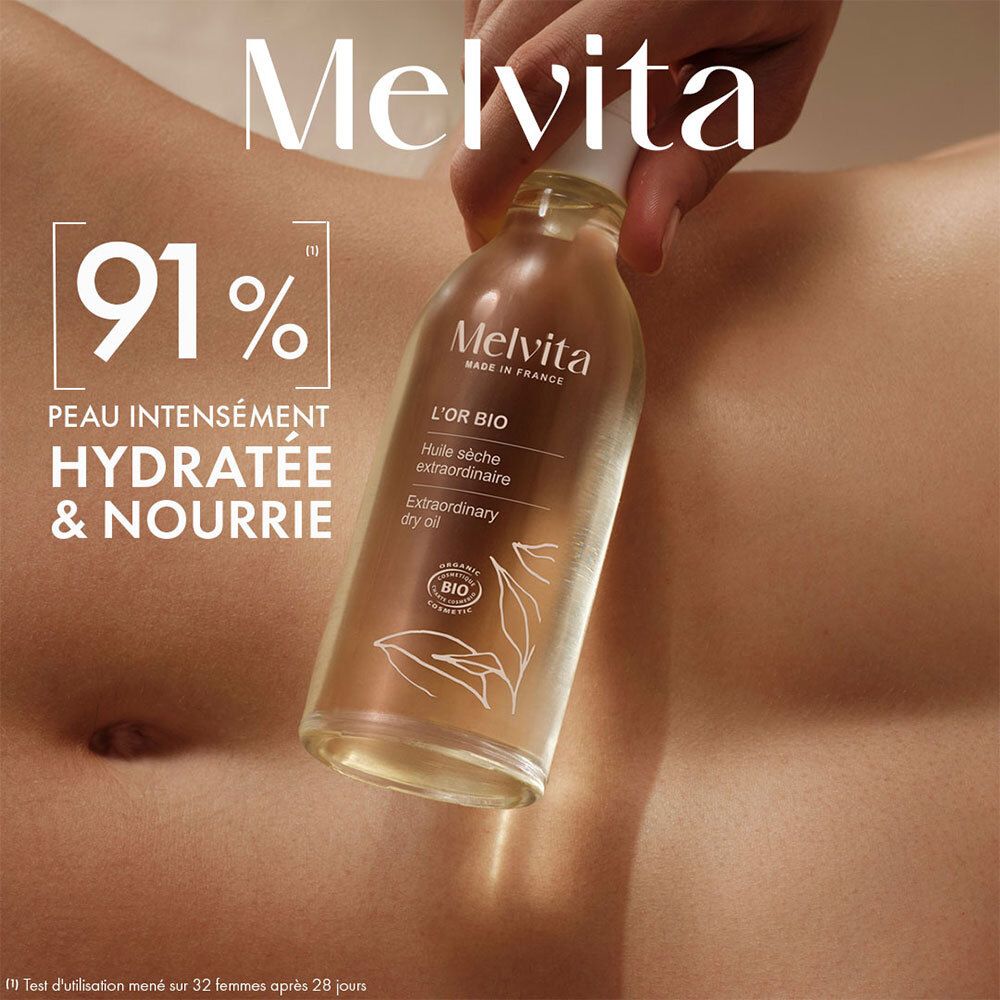 Melvita L'Or Bio oliefles. Hand houdt fles boven huid. Tekst: 91% gehydrateerd & gevoed.