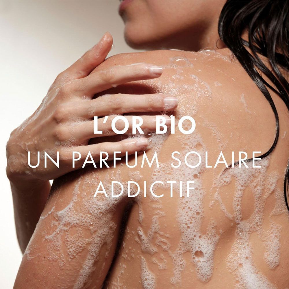 Rug van een persoon met schuim. Tekst: L'Or Bio, Un parfum solaire addictif.