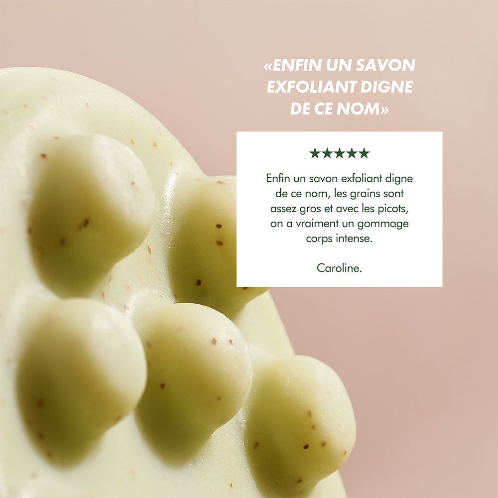Close-up zeep met bollen. Tekst: Enfin un savon exfoliant digne de ce nom. Citaat en 5 sterren.