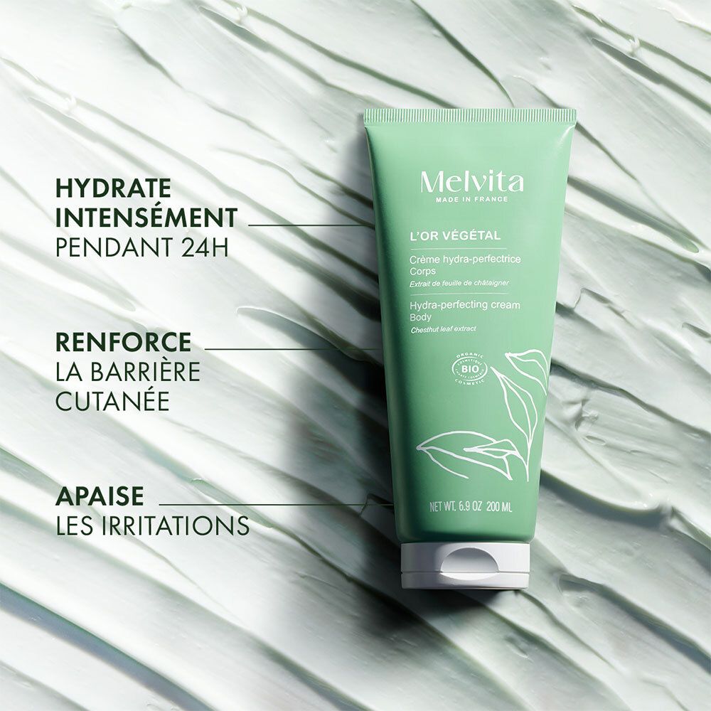 Groene tube MELVITA L'Or Végétal Body Cream op groene achtergrond. Tekst: Hydratatie, versterkt de huidbarrière, kalmeert irritaties.