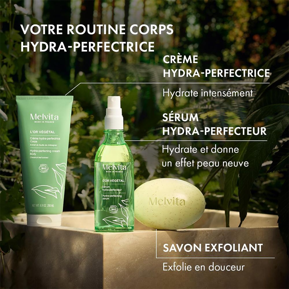 Productset: MELVITA L'Or Végétal Body Cream, spray, zeep. Opschriften: Crème Hydra-Perfectrice, Sérum Hydra-Perfecteur, Savon exfoliant.