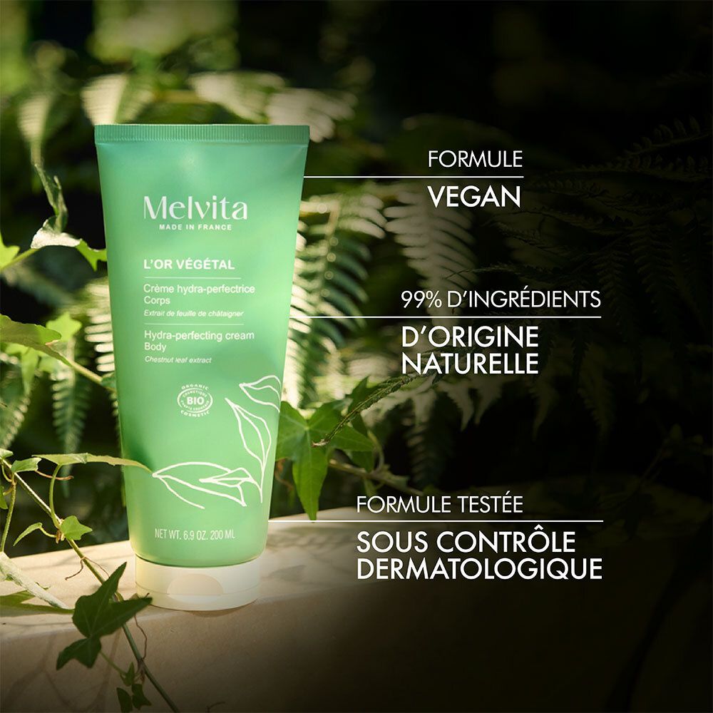 Tube vert devant des plantes. Texte : Formule vegan, 99% d'ingrédients d'origine naturelle, Formule testée sous contrôle dermatologique.