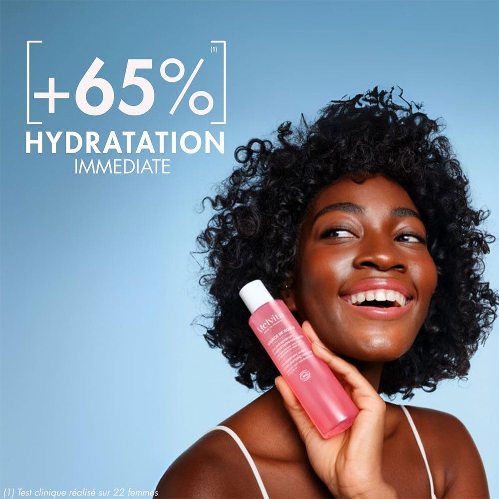 Vrouw houdt een rozen essence fles vast. Tekst: +65% Hydratation immédiate.