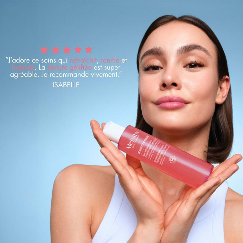 Vrouw houdt een rozen essence fles vast. Citaat: Isabelle. Tekst: Texture gélifiée unique.