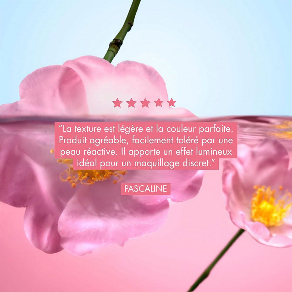 Roze bloemen onder water. Tekst: Lichte textuur, perfecte kleur, aangenaam, gemakkelijk te verdragen, discrete make-up.
