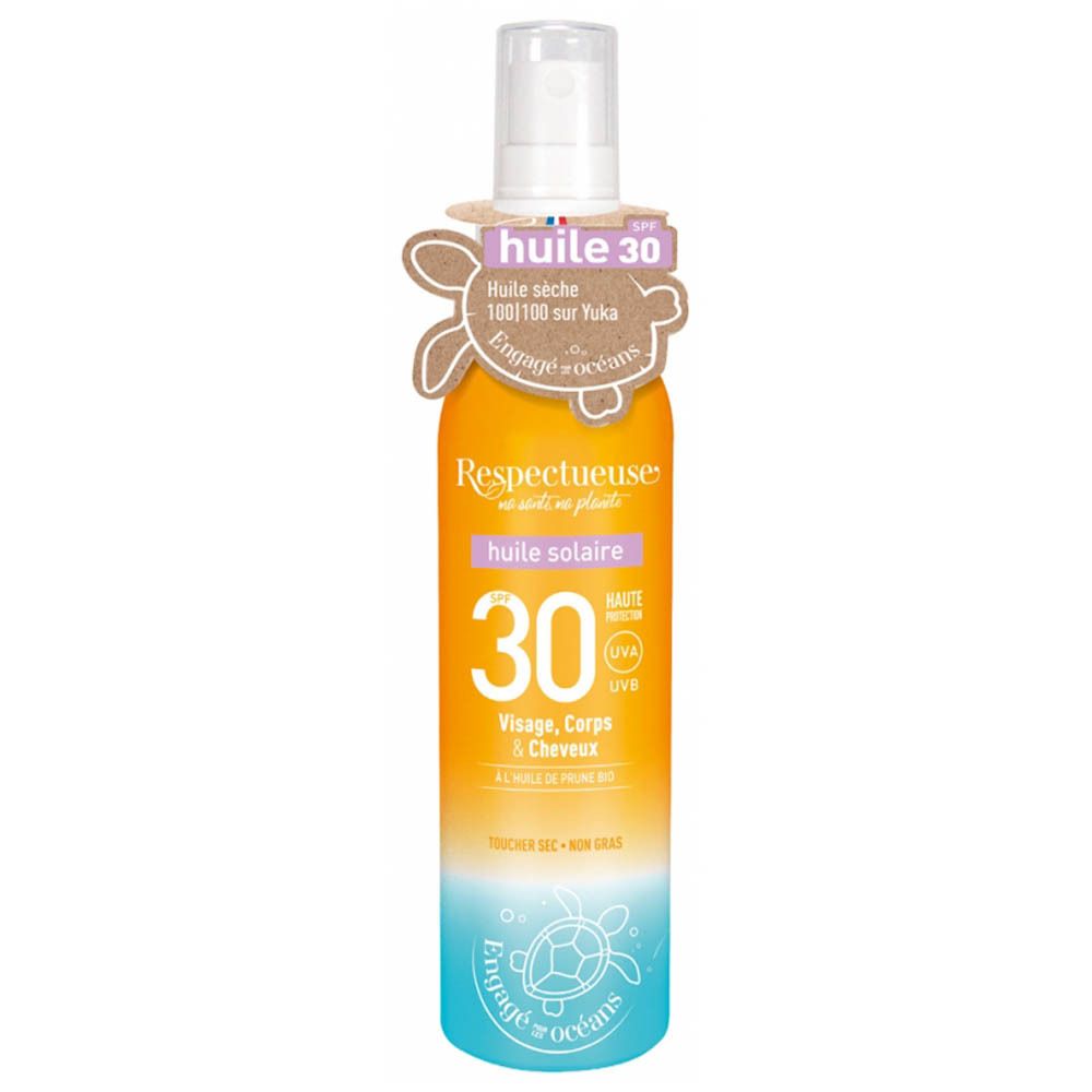 Sprayflesje zonnebrandolie. Oranje-blauw etiket met SPF 30. Tekst: Respectueuse, huile solaire, Visage, Corps & Cheveux. Schildpadlogo.