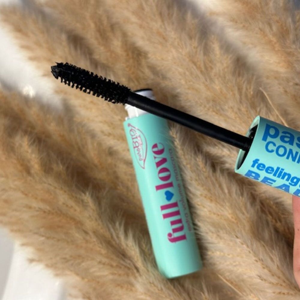 Tube de mascara turquoise clair avec brosse noire. Inscription "full love" et "extra volume mascara".
