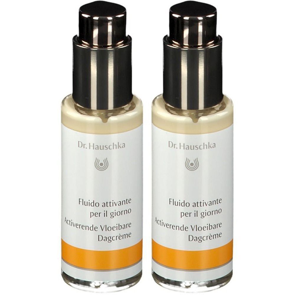 Twee flacons met zwarte pomp en wit etiket. Opschrift: Dr. Hauschka, Fluido attivante per il giorno, Activerende Vloeibare Dagcrème.