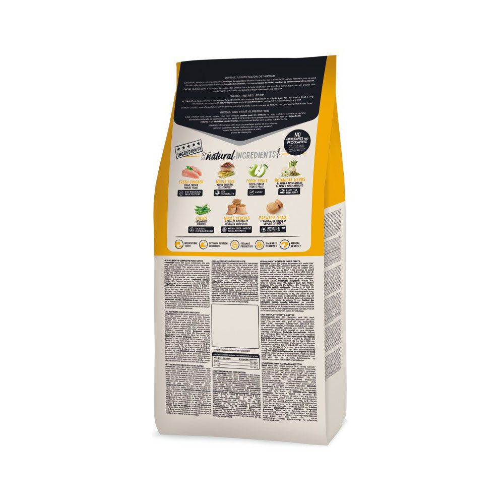 Dos du sac de nourriture pour chats. Informations sur les ingrédients et la valeur nutritionnelle. Texte multilingue.