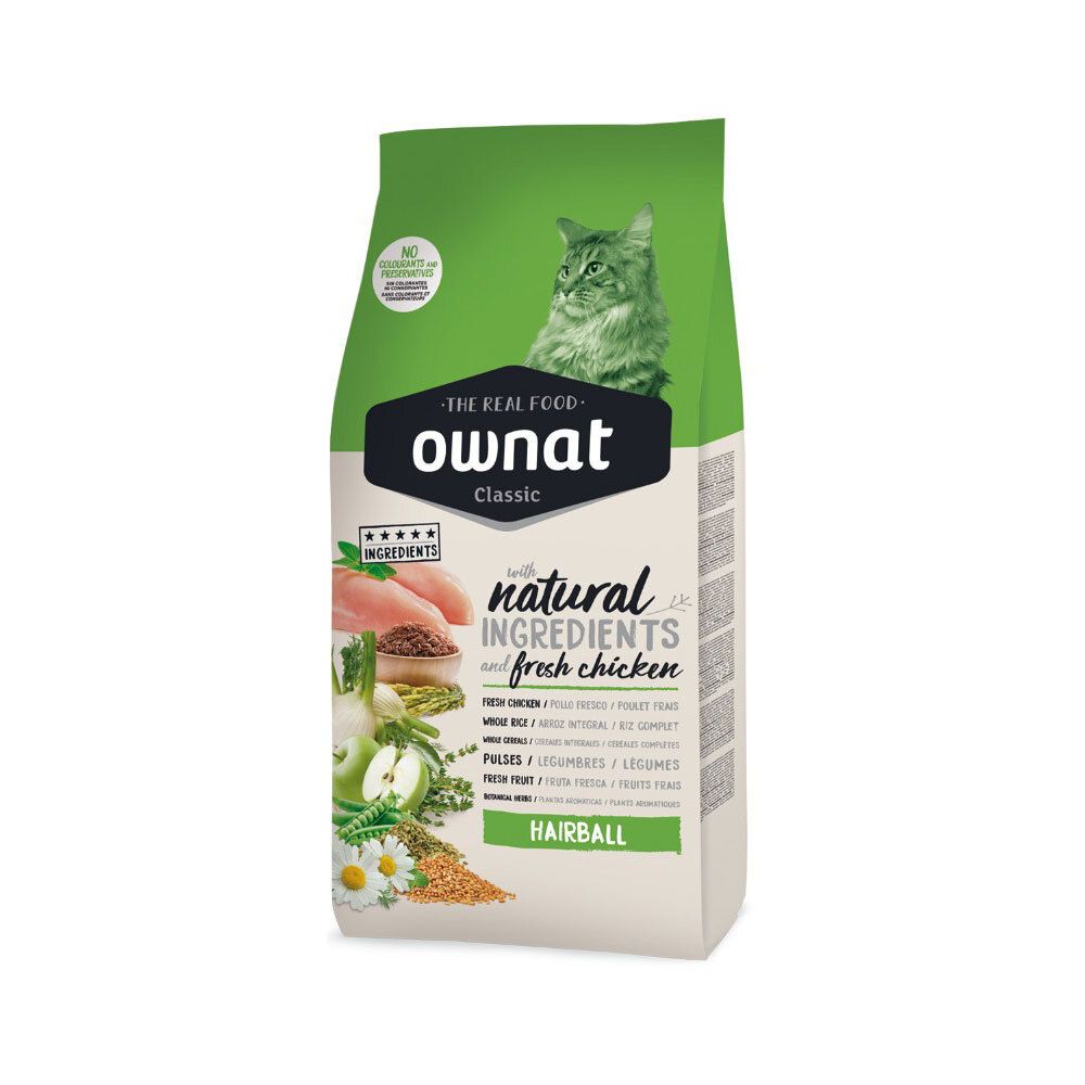 Groene verpakking Ownat Classic Hairball kattenvoer. Illustraties van kip, kat en ingrediënten. Tekst: "met natuurlijke ingrediënten en verse kip".