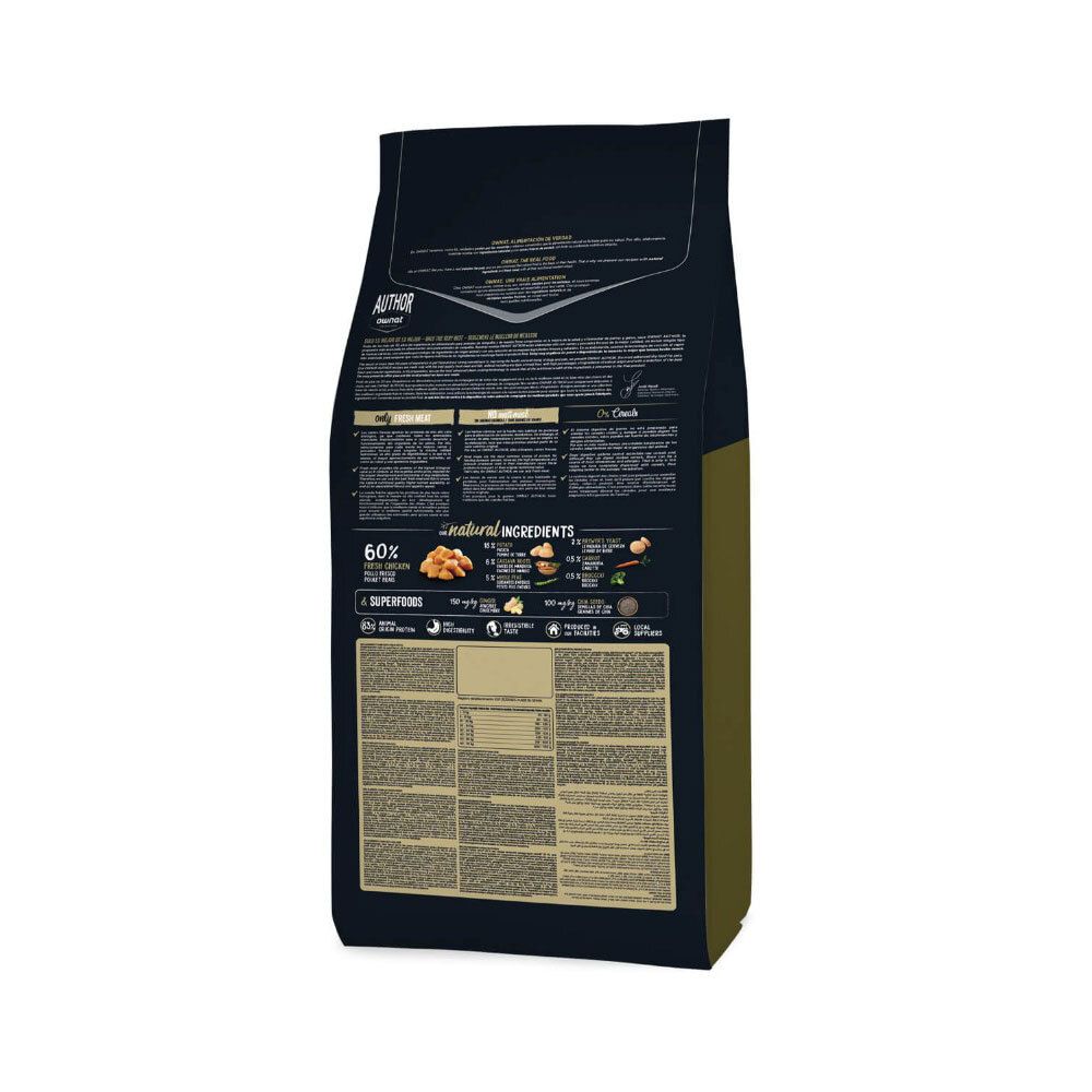 Achterkant van de kattenvoerzak. Tekst en illustraties van ingrediënten en voedingswaarde. Merk OWNAT.