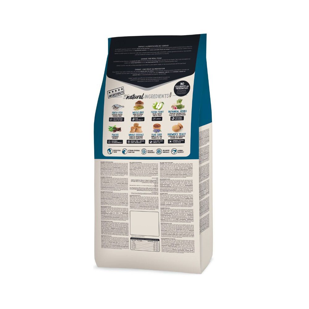 Achterkant van de hondenvoerzak. Bevat informatie over ingrediënten en voedingswaarden. Tekst in meerdere talen.