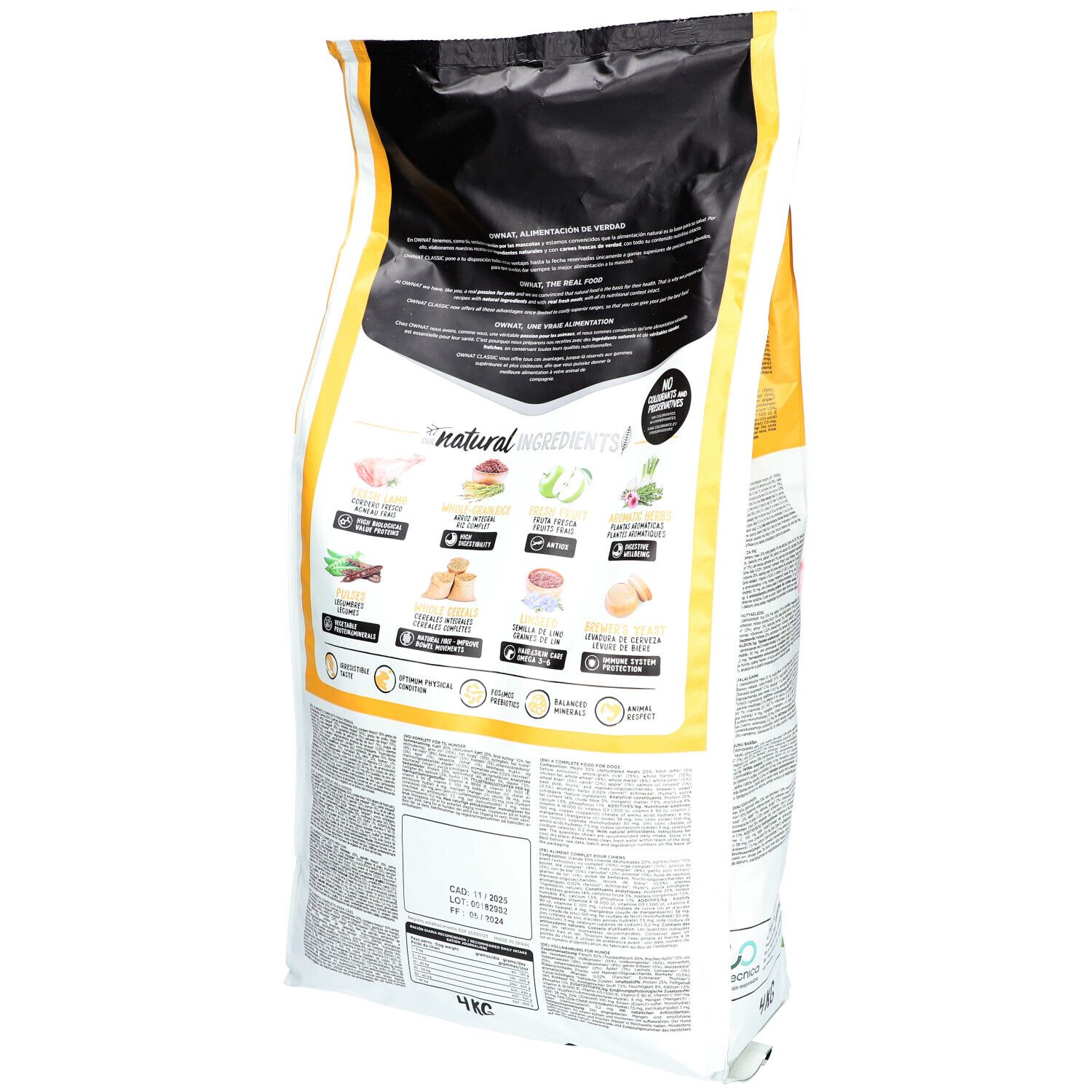Hondenvoerzak, achterkant. Geel-witte verpakking met productinformatie en ingrediënten. Bevat lam en rijst.