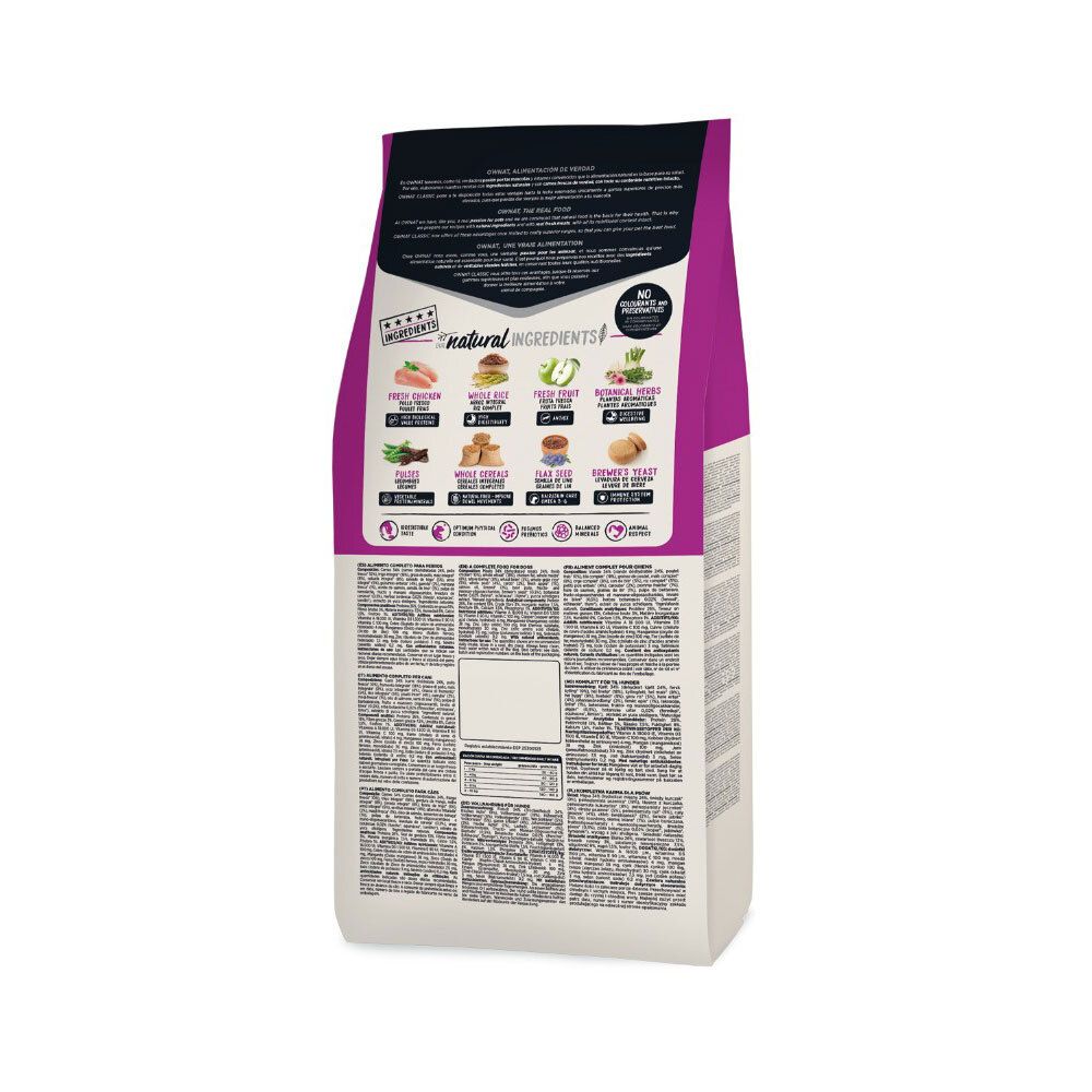 Achterkant van de hondenvoerzak met productinformatie en ingrediënten. Bevat illustraties en tekst in verschillende talen.