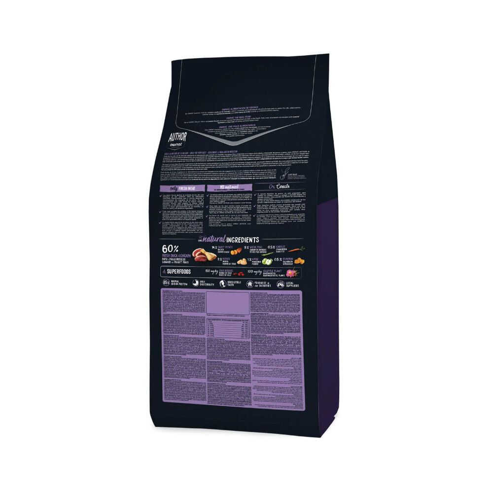 Achterkant van de hondenvoerzak OWNAT. Bevat informatie over ingrediënten en voedingswaarde. Meertalige tekst.