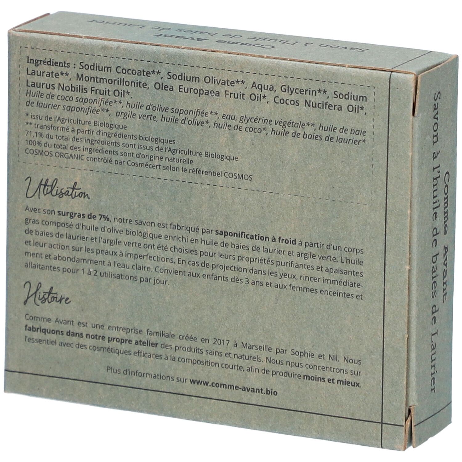 Achterkant van de kartonnen doos. Tekst: Ingrediënten, gebruik, geschiedenis. Logo's en certificeringen.