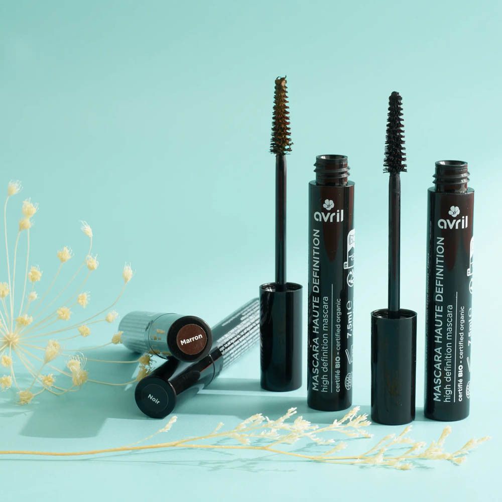 Plusieurs flacons de mascara. Texte: Avril Haute Définition Mascara, certifié bio. Un flacon avec bouchon, un avec brosse.