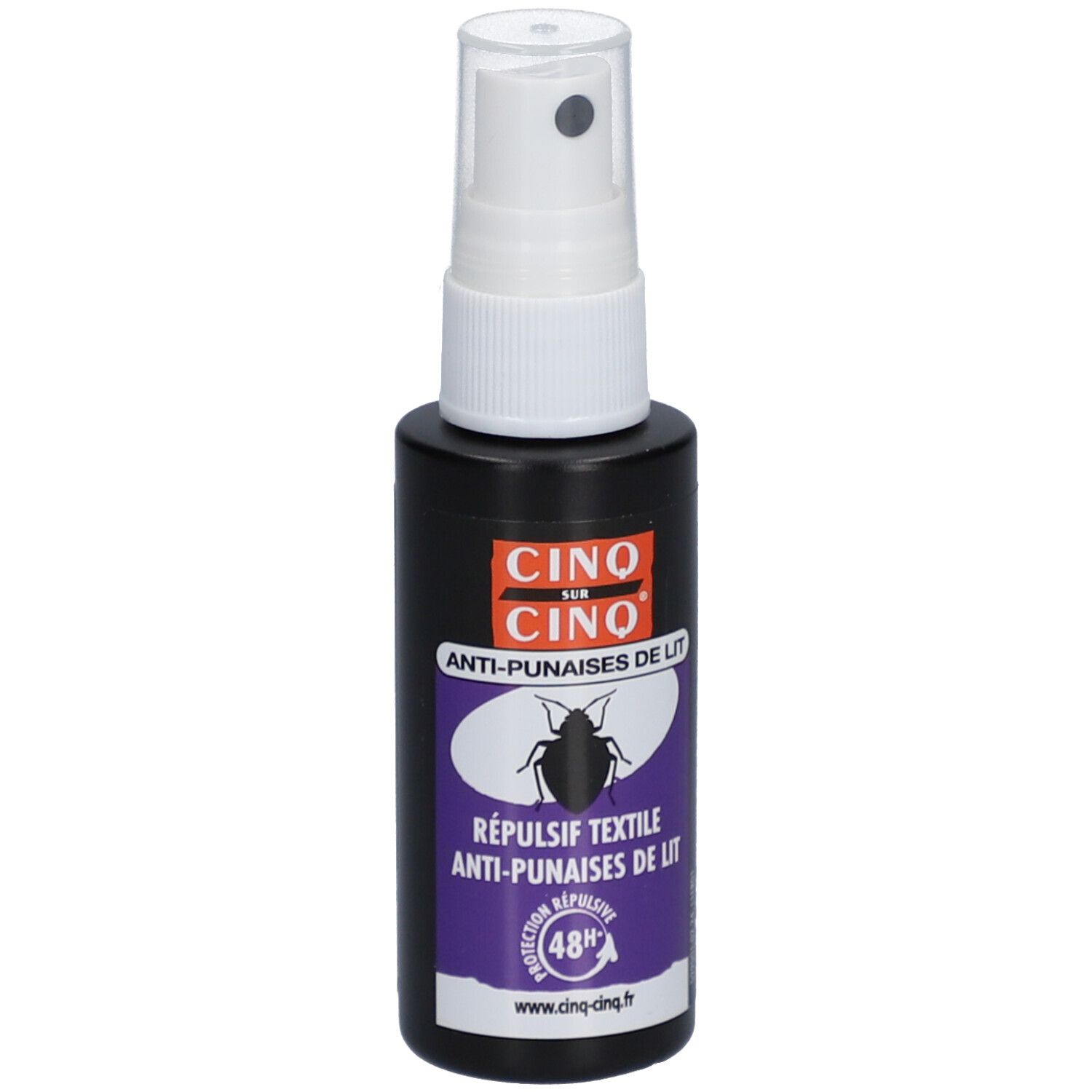 Zwarte spuitfles met witte spuitkop. Opschrift: CINQ SUR CINQ ANTI-PUNAISES DE LIT. Paars etiket met insect.
