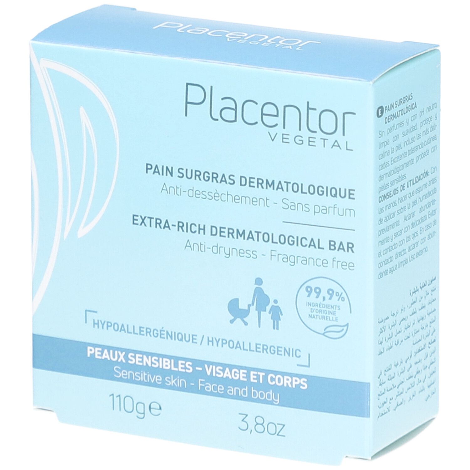 Lichtblauwe doos met productnaam en beschrijving. Tekst in het Frans en Engels. 110g, 3,8oz. Hypoallergeen.