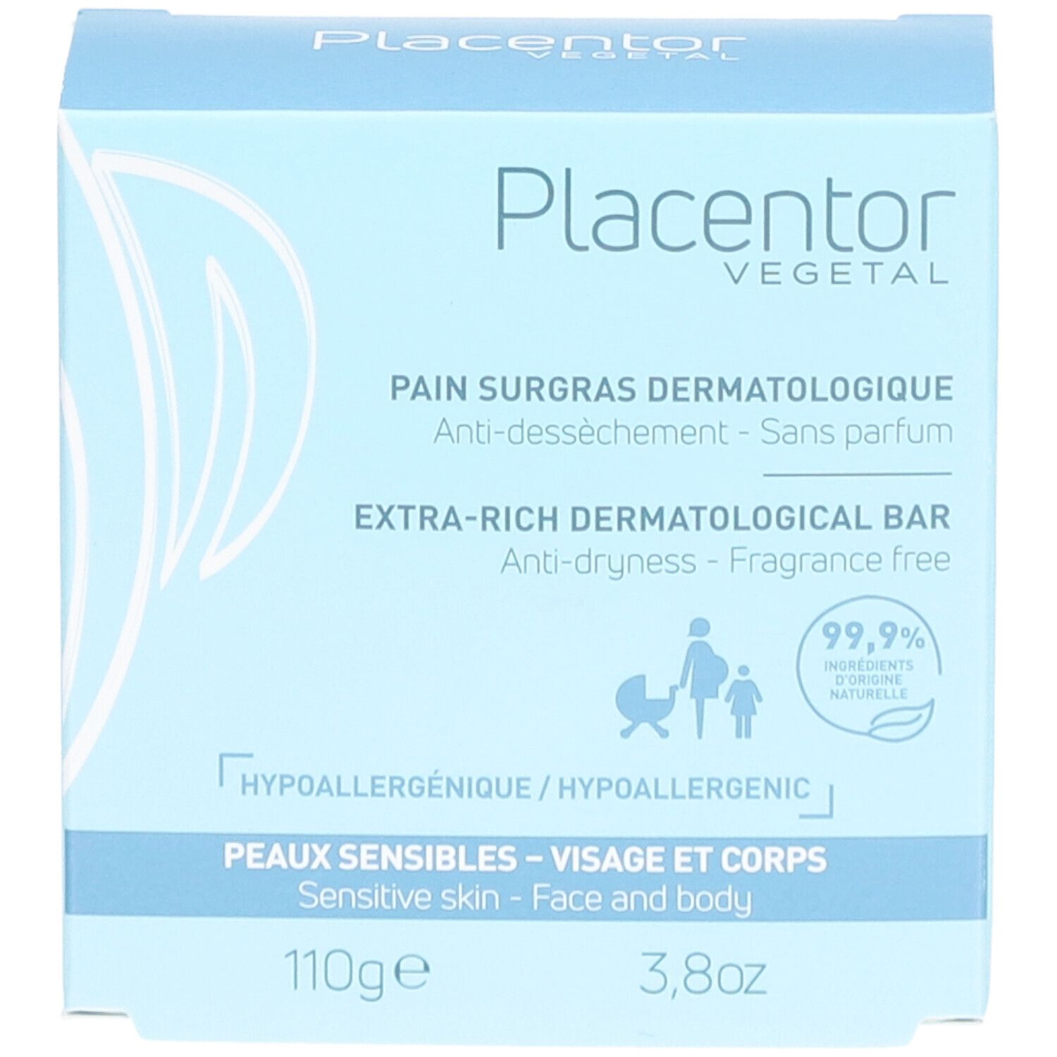 Lichtblauwe doos met productnaam en beschrijving. Tekst in het Frans en Engels. 110g, 3,8oz. Hypoallergeen.