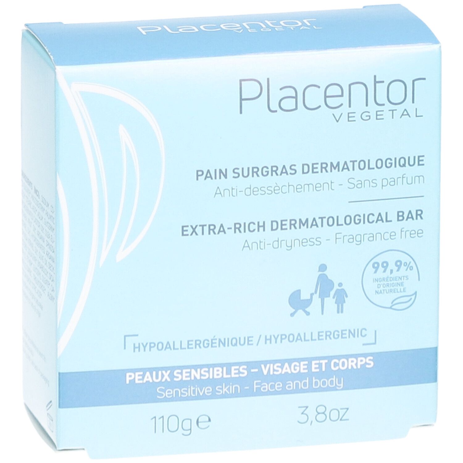 Lichtblauwe doos met productnaam en beschrijving. Tekst in het Frans en Engels. 110g, 3,8oz. Hypoallergeen.