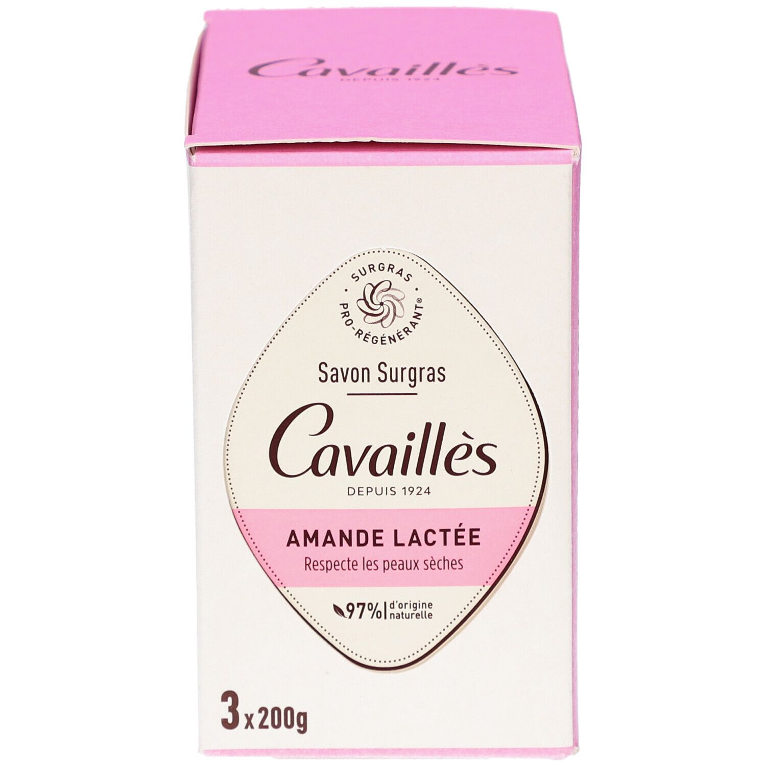 Voorkant van de verpakking. Roze en wit. Tekst: Cavaillès, Amande Lactée, 97% natuurlijke ingrediënten, 3x200g.