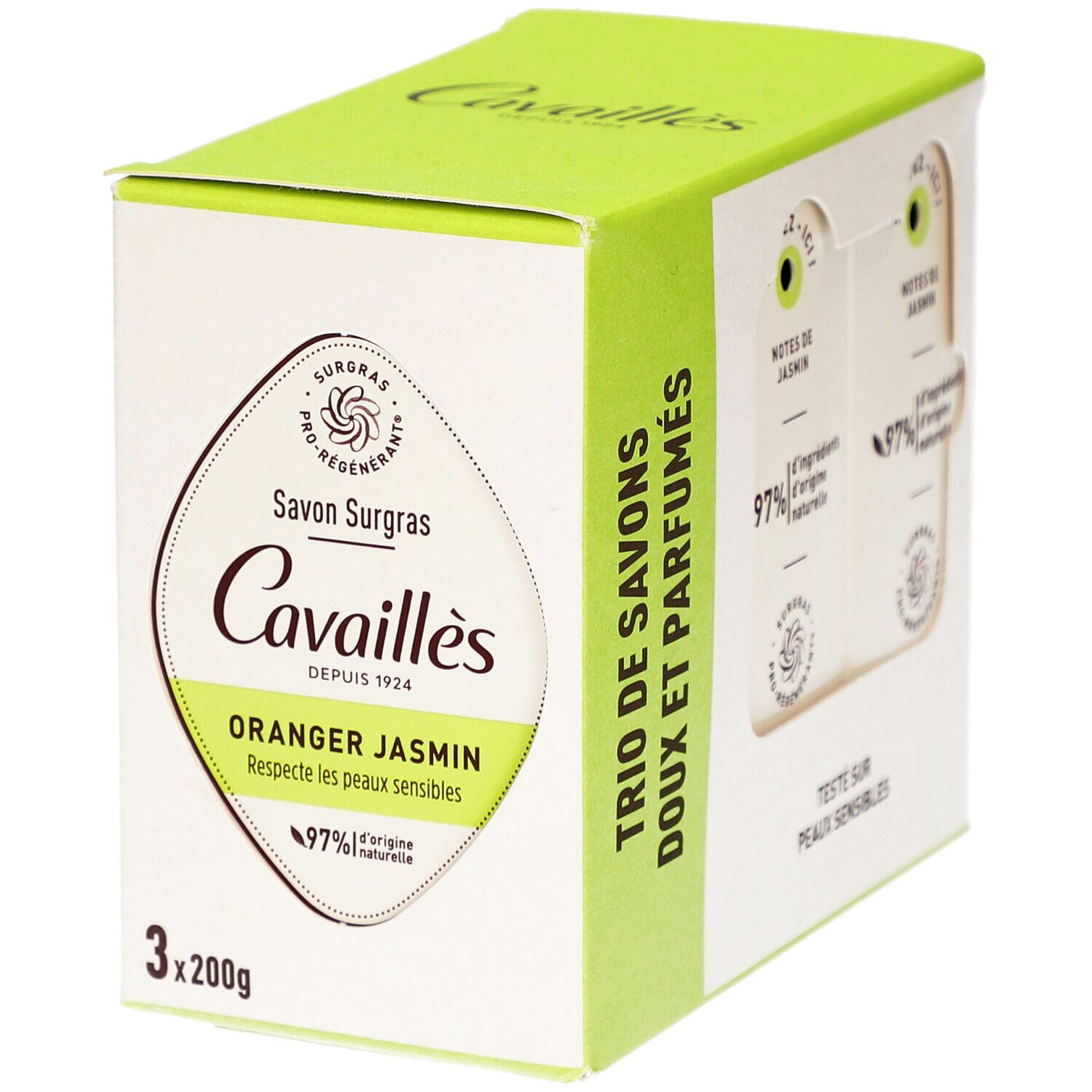 Boîte de trois savons. Emballage vert et blanc avec nom et logo du produit. Texte : Oranger Jasmin, 97% d'origine naturelle.