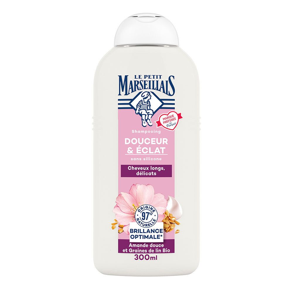 Witte shampoo fles, roze label. Tekst: Douceur & Éclat, 97% natuurlijke ingrediënten. Merk: Le Petit Marseillais.