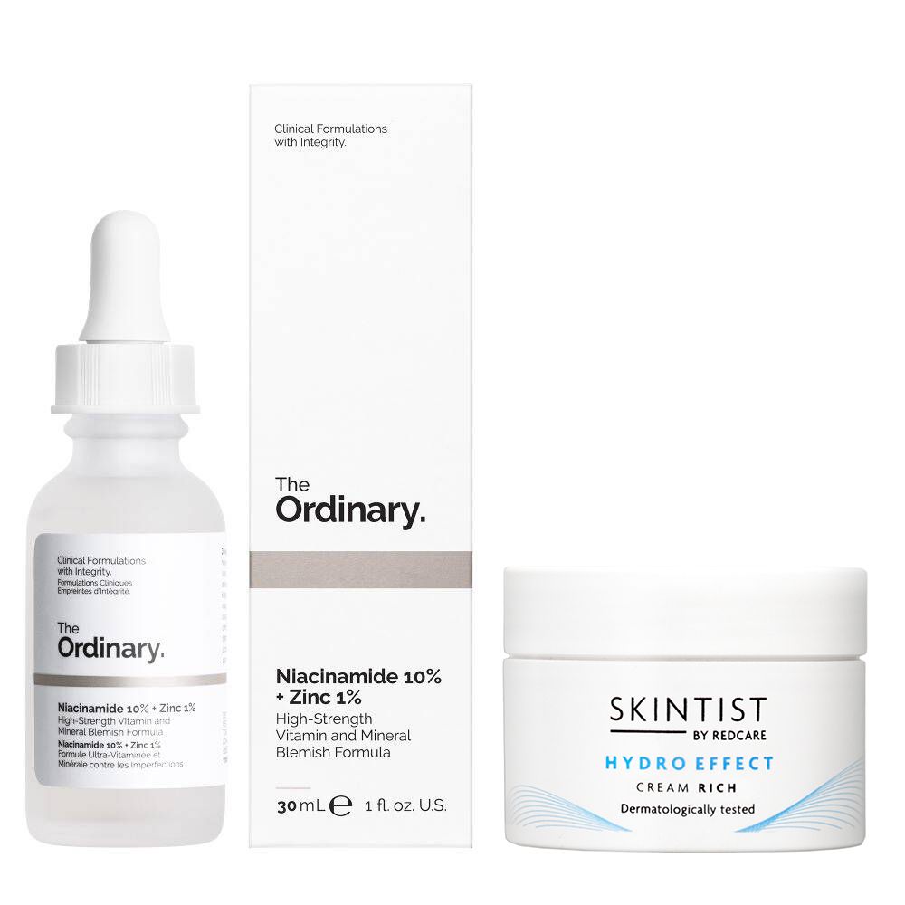 Drie huidverzorgingsproducten: flesje met pipet, doos en pot. "The Ordinary" op fles en doos. "SKINTIST" op de pot.