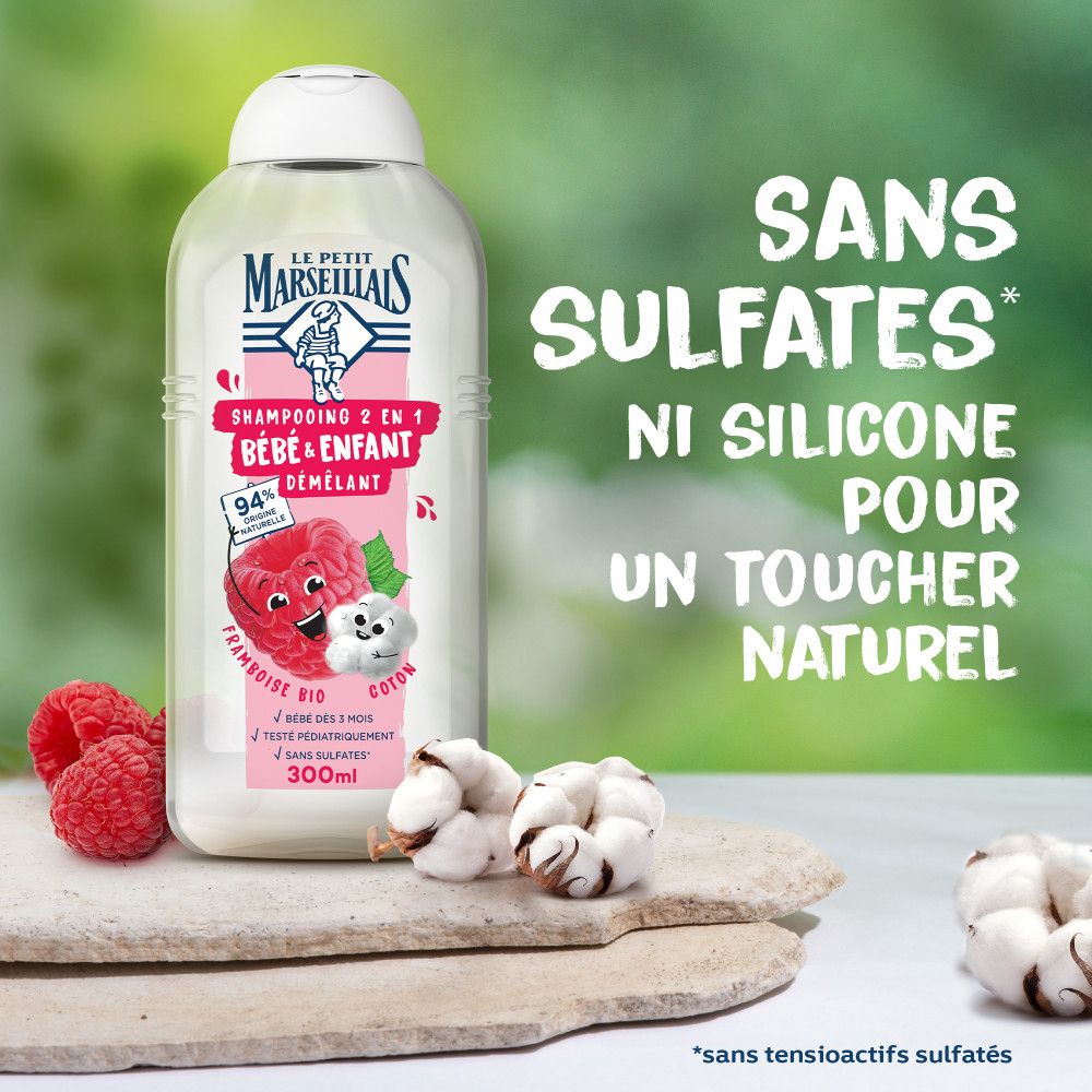 Fles met frambozen en katoen. Tekst: Sans Sulfates, Ni Silicone Pour Un Toucher Naturel.