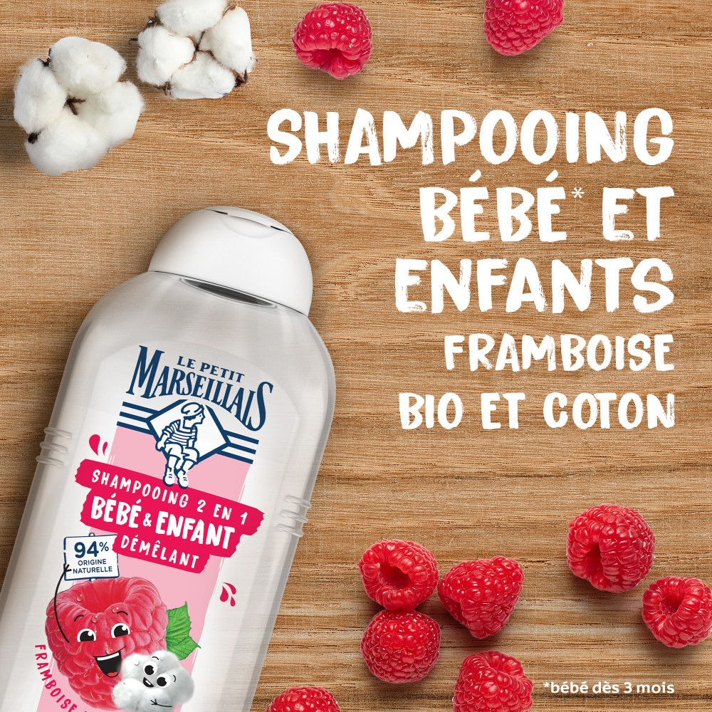 Fles, frambozen en katoen op hout. Tekst: Shampooing Bébé et Enfants Framboise Bio et Coton.