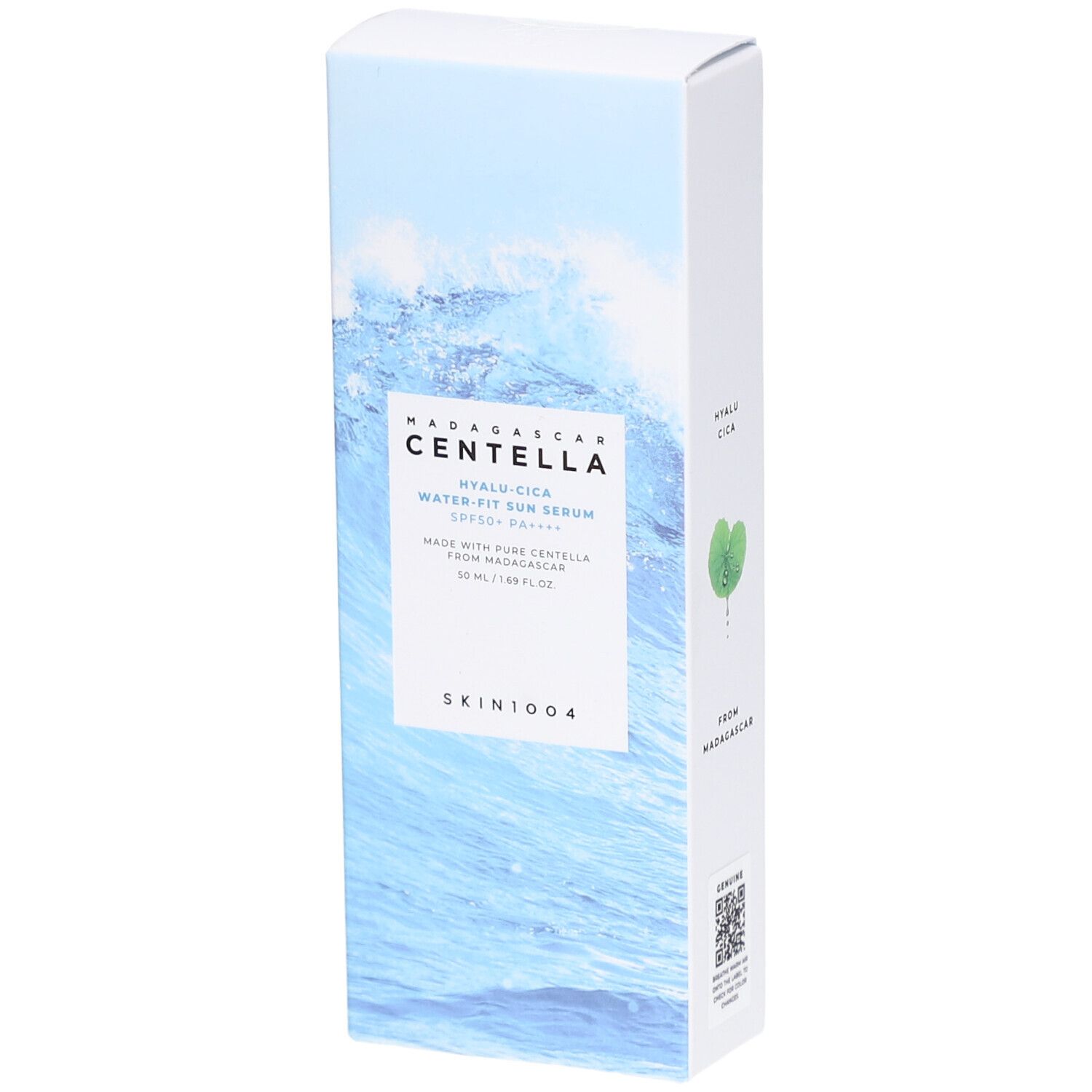 Emballage blanc avec motif vagues bleues. Texte: MADAGASCAR CENTELLA, HYALU-CICA, Water Fit Sun Serum SPF50+ PA++++, SKIN1004.