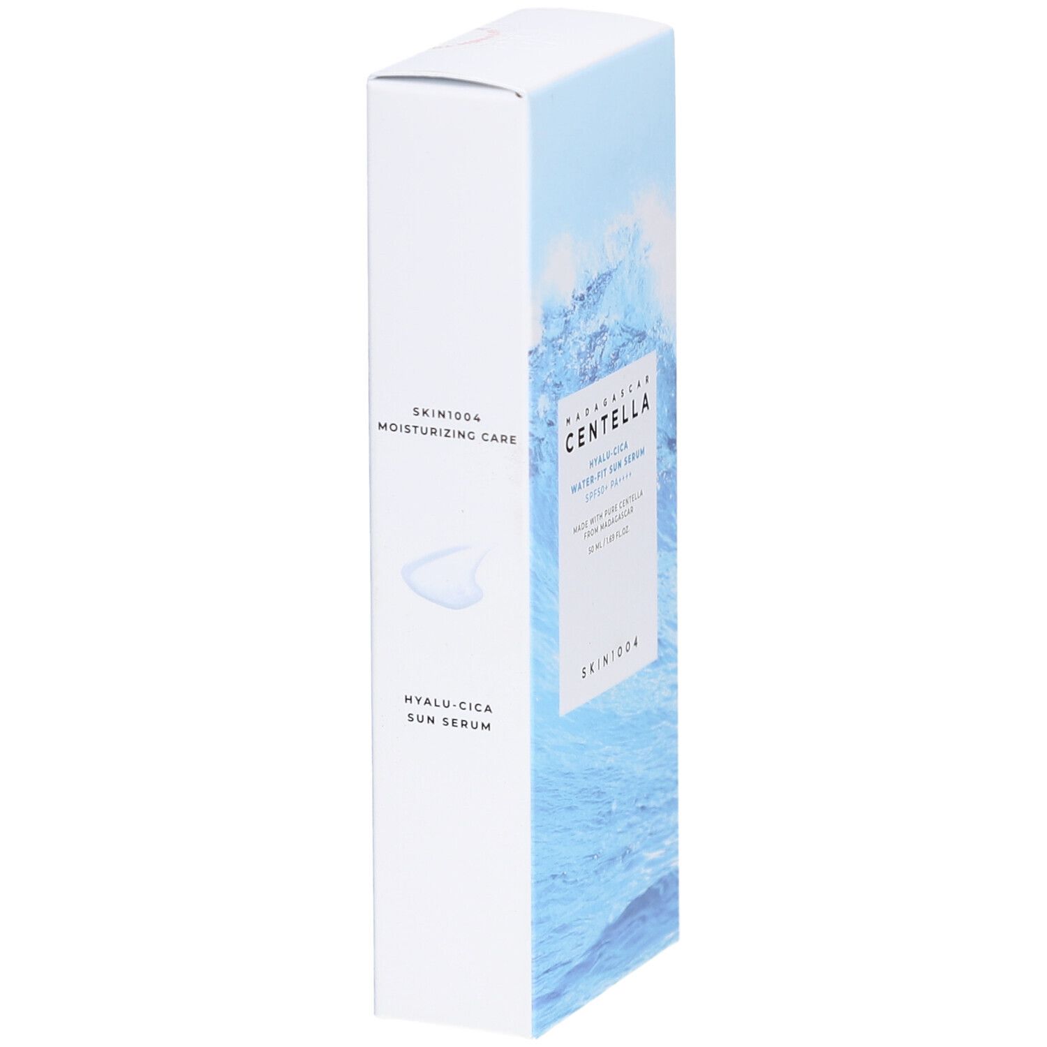 Emballage blanc, côté avec motif vagues bleues. Texte: SKIN1004, HYALU-CICA Sun Serum.
