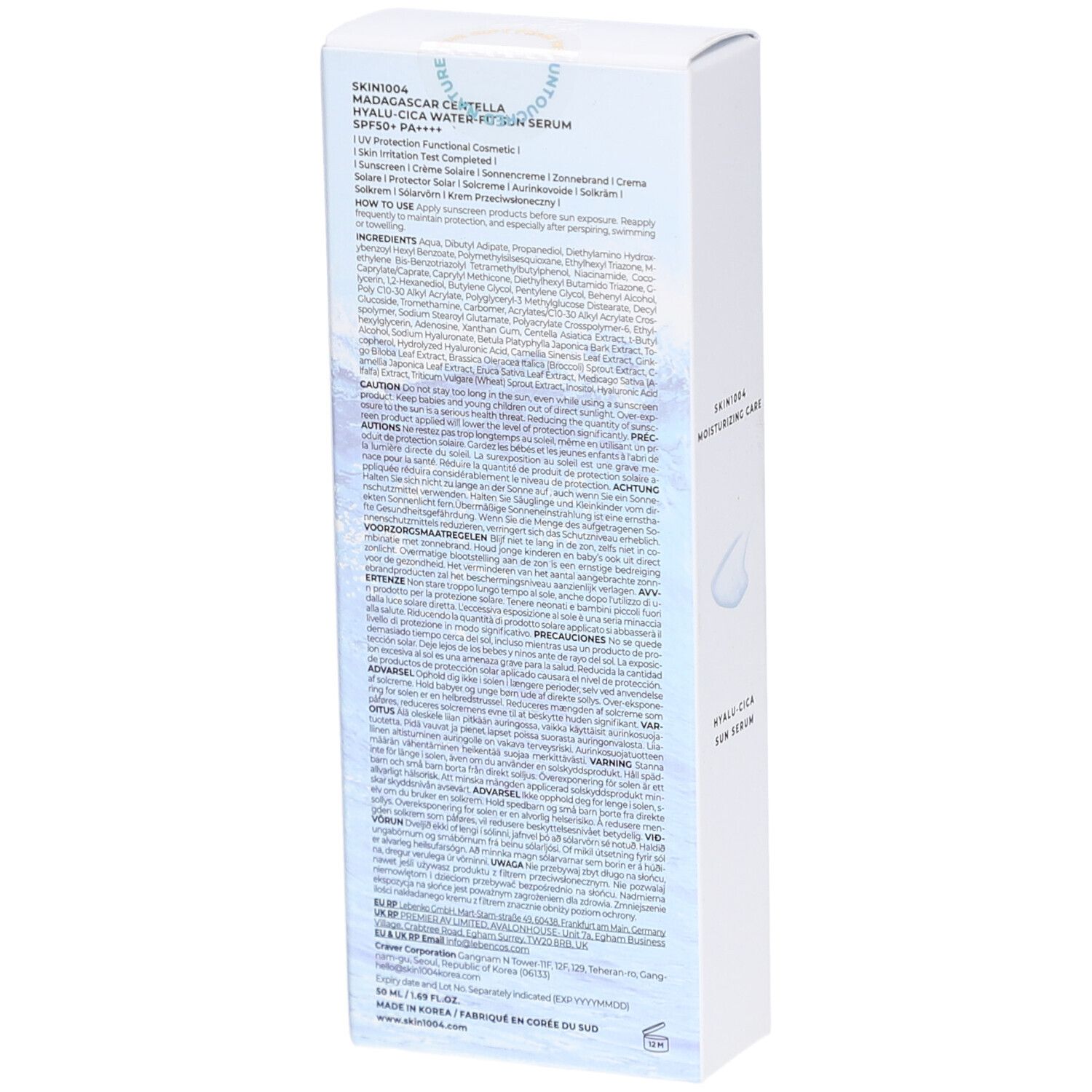 Emballage blanc avec texte et ingrédients. Texte: SKIN1004, MADAGASCAR CENTELLA, HYALU-CICA Water Fit Sun Serum SPF50+ PA++++.