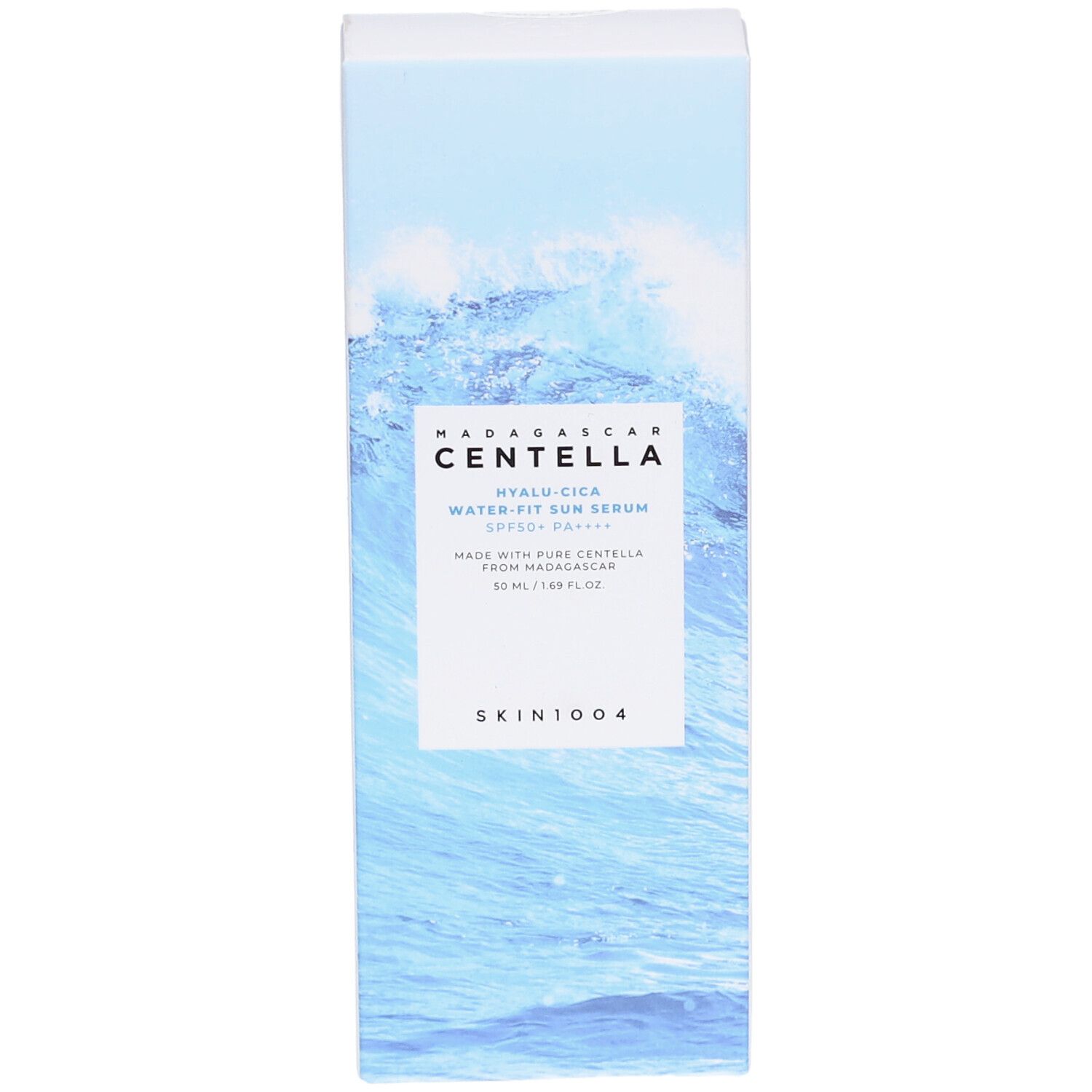 Emballage blanc avec motif vagues bleues. Texte: MADAGASCAR CENTELLA, HYALU-CICA, Water Fit Sun Serum SPF50+ PA++++, SKIN1004.