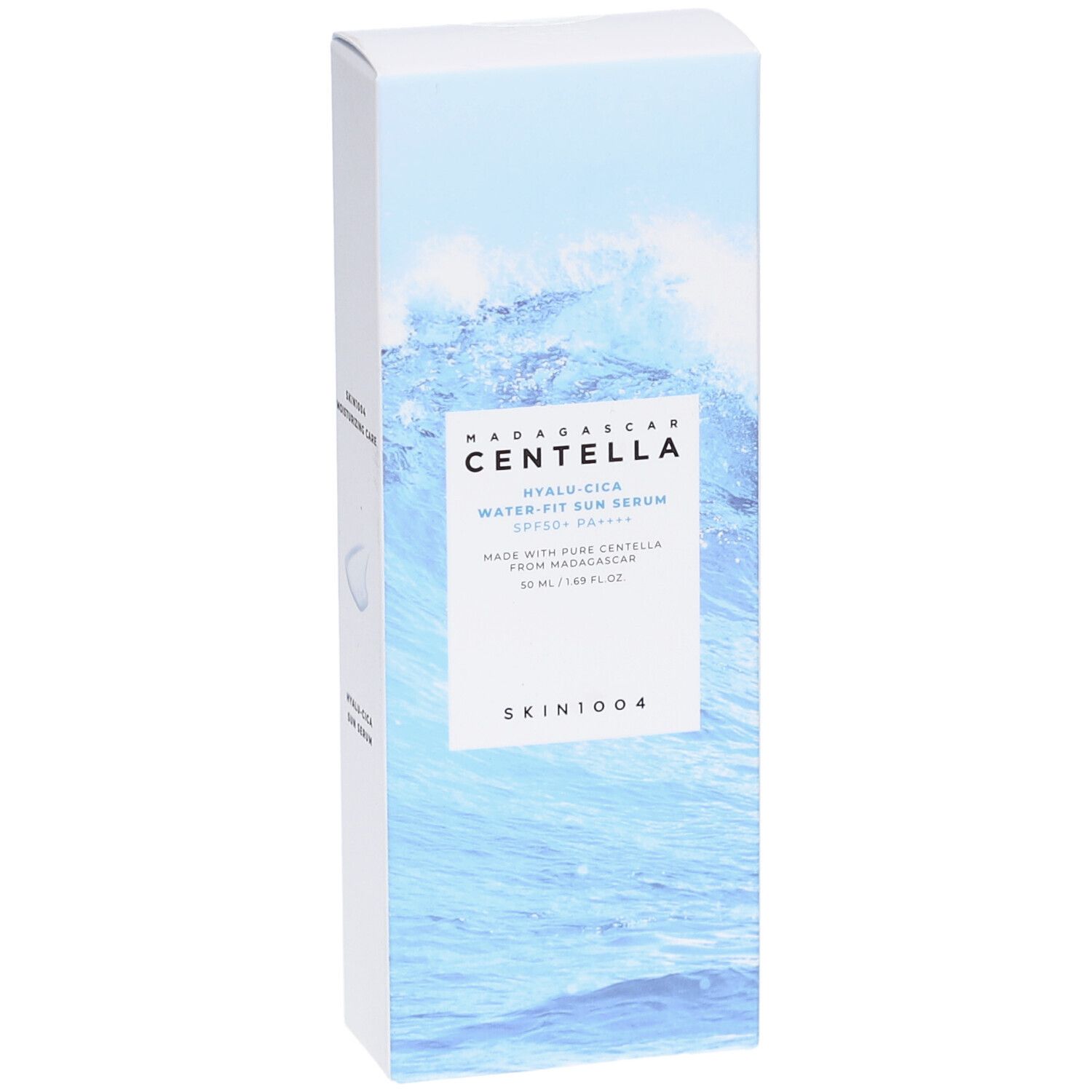 Emballage blanc avec motif vagues bleues. Texte: MADAGASCAR CENTELLA, HYALU-CICA, Water Fit Sun Serum SPF50+ PA++++, SKIN1004.
