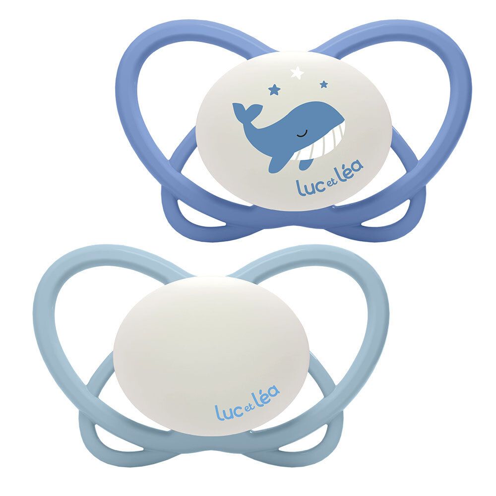 Deux sucettes bleues. Marque Luc et Léa. Motif baleine sur l'une, étoiles sur l'autre. Forme physiologique.