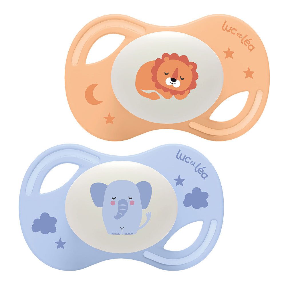 Twee fopspenen Luc et Léa. Blauw met olifant, oranje met leeuw. Anatomisch, extra dun. Sterren en maan.
