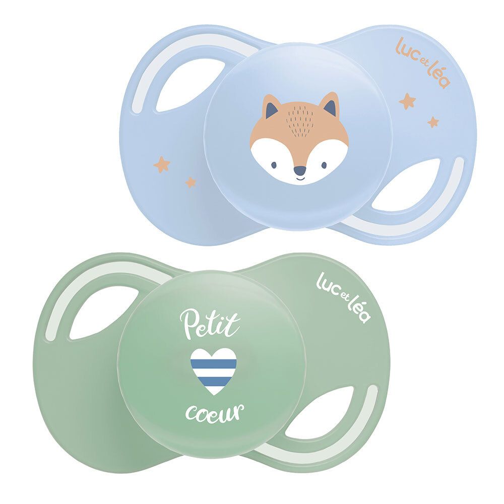 Deux sucettes anatomiques. Une bleue avec un renard, une verte avec un cœur. Marque : Luc et Léa.