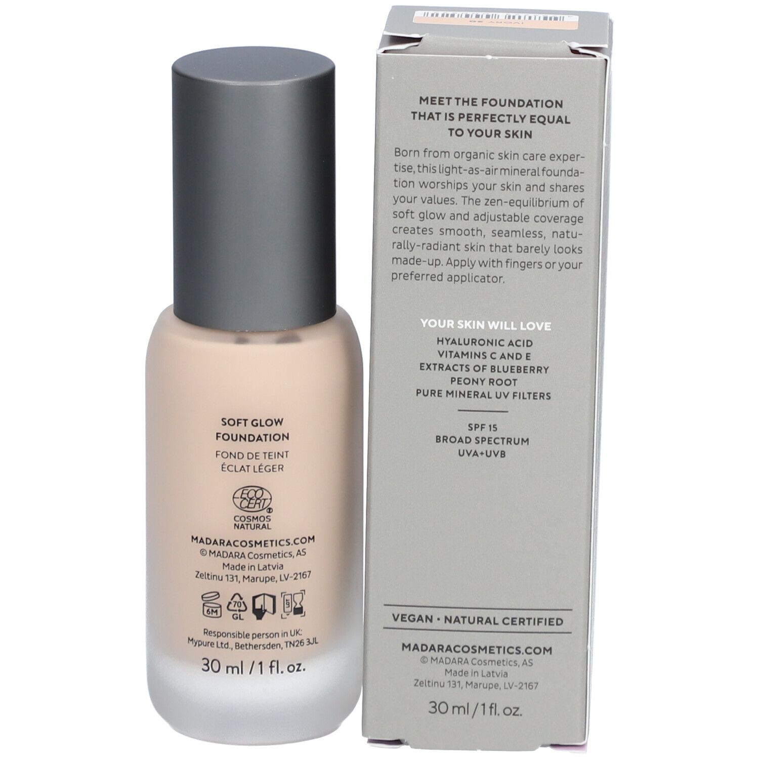 Achterkant van de foundationverpakking. Tekst over de foundation, ingrediënten en certificeringen. 30 ml/1 fl.oz. Vegan en Natural certificering.