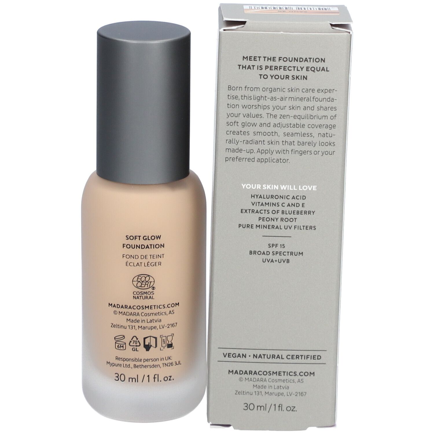 Foundation fles en doos. Opschrift: MÁDARA, SKIN EQUAL, SOFT GLOW FOUNDATION, SPF 15. 30 ml/1 fl.oz. Vegan-logo.